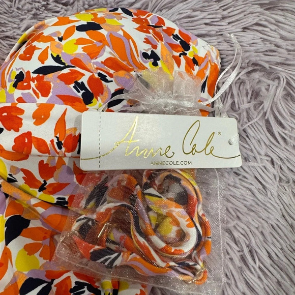 Women's Twist Front
Bandeaukini Swim Top Sz : M - Picture 10 of 11